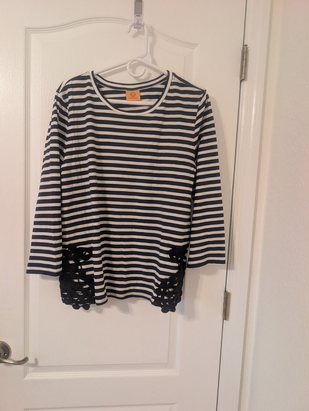 Ruby Rd Women’s Classic Black & White w/ Embroidered sides Sz. Large